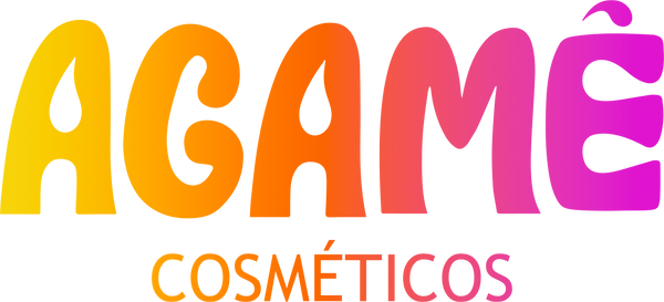 logo Agamê, palavra "Agamê" criada com formas fluidas e redondas. Nas letras algumas gotas podem aparecer, como no interior do A e nas pontas do G e E. Ele é colorido, com um degradê que vai do amarelo, passa pelo laranja e termina em um violeta. Abaixo do Agamê tem a palavra cosméticos.
